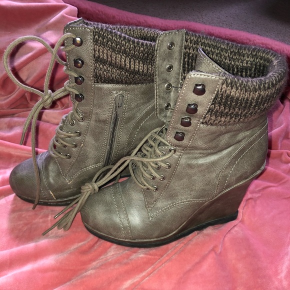 Combat lace-up heeled bootie 7.5 - Picture 2 of 3